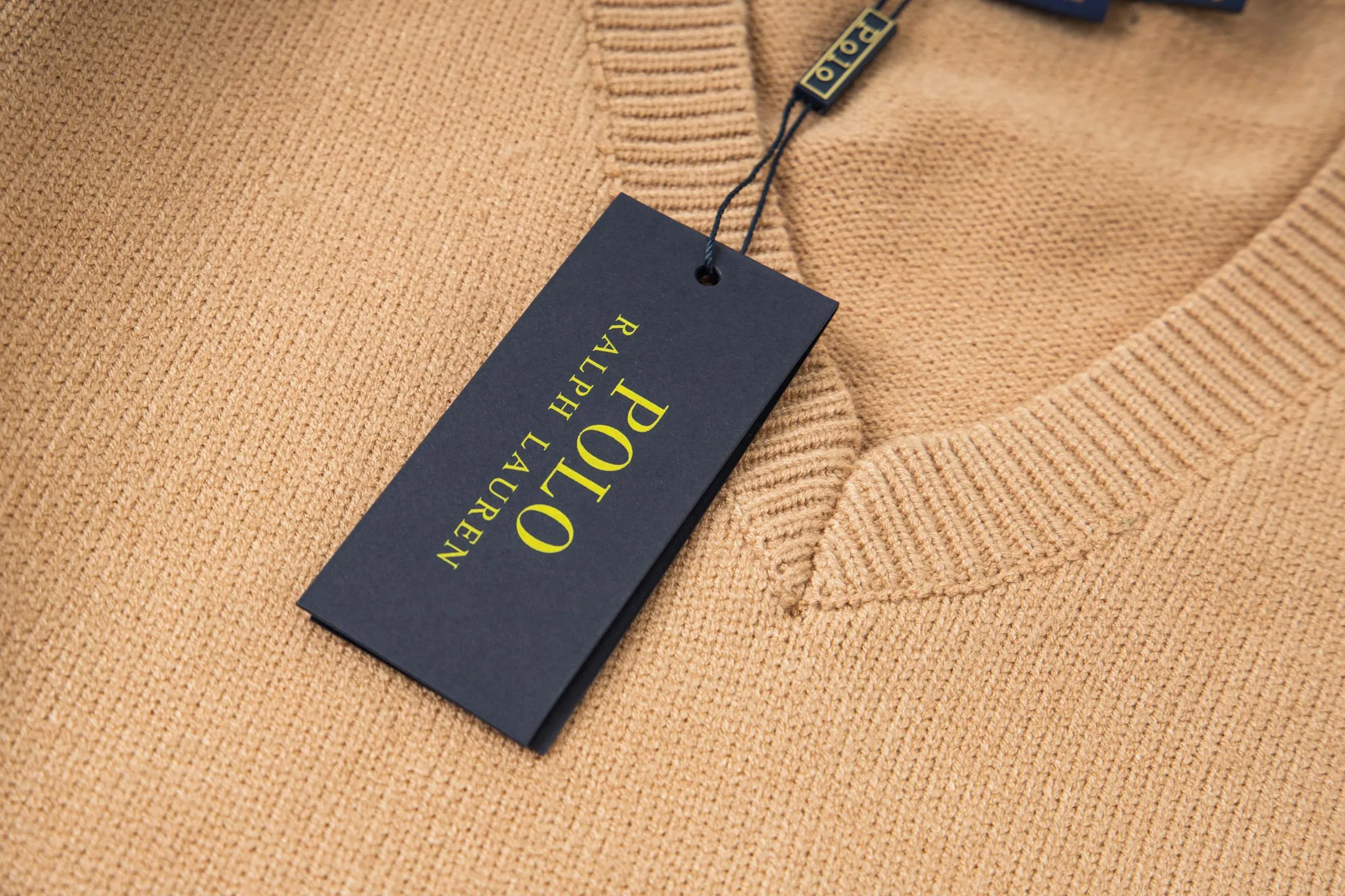 P210 Style number: Y197 Ralph Lauren men's crew neck sweater men's hemp flower original collar sweater. The version is really good-looking. It can be worn alone or as a jacket to be worn inside or outside. The upper body shows personal fashion charm. Four colors are available. The same style for men and women. A must-see item for new summer products. Tag, hanging grain, washed, packaging bag, full set of accessories. Very good appearance. Super exquisite workmanship. Size: S-XL